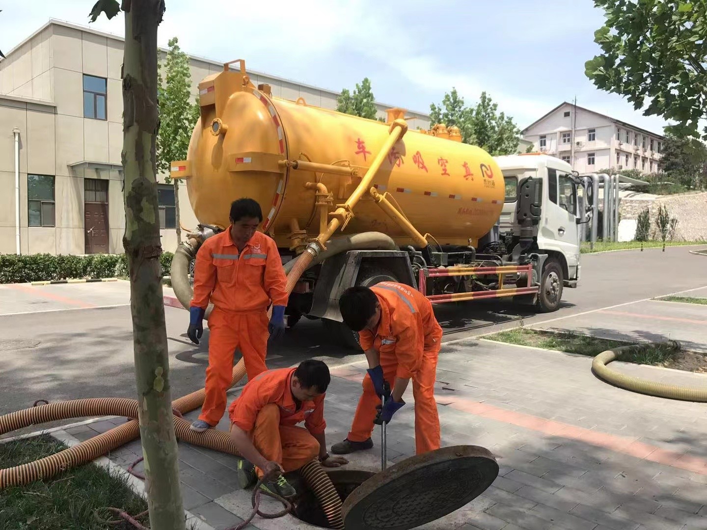 壤塘化粪池清理与5-8吨吸粪车施工效率分析